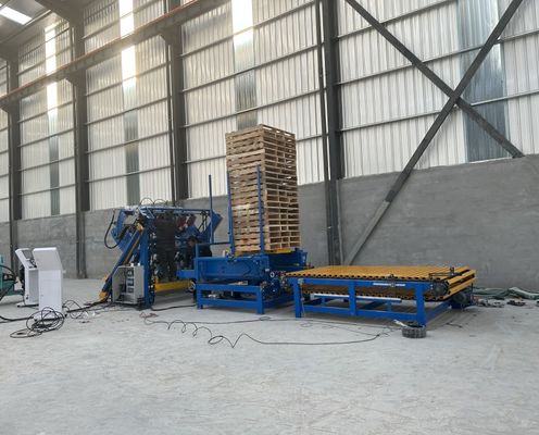 La linea di produzione della macchina automatica di chiusura dei pallet in legno con impianto di impilazione