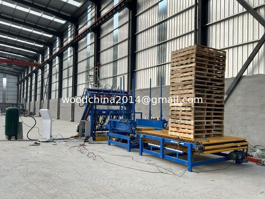 Macchina automatica per pallet in legno ad alta capacità con imballaggio e trasportatore