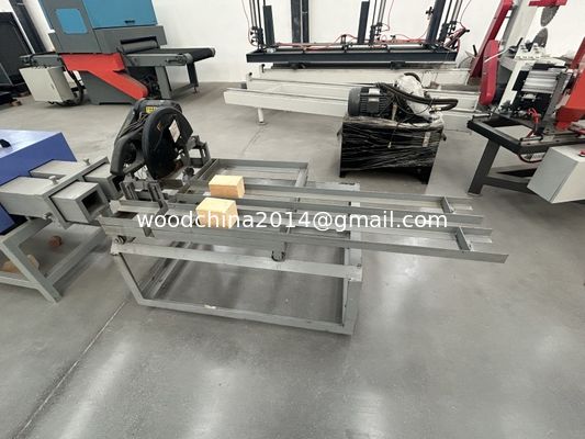 Nuova macchina automatica a due teste per la sega a fette di legno per blocchi di polvere per la produzione di pallet di legno
